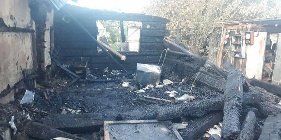 В Ершове из-за замыкания электропроводки сгорели дом и гараж