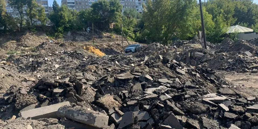 В 2-м Пугачевском поселке землю завалили битым асфальтом и бордюрами