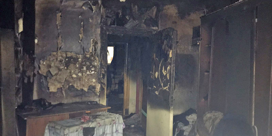 Женщина живет с сыном и собакой в тамбуре сгоревшей квартиры. СК начал проверку