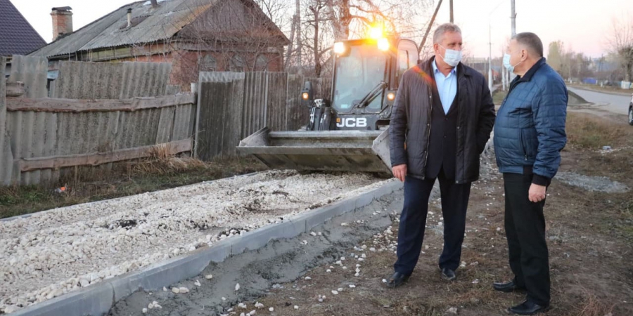 Председатель облдумы Романов проверил ремонт тротуаров в трех районах