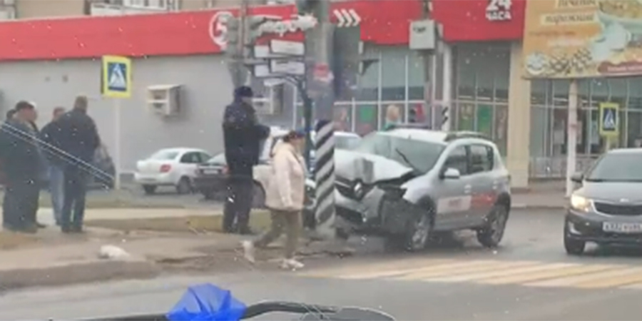 В Энгельсе такси врезалось в столб после ДТП с фургоном