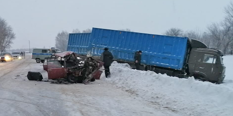 В Самойловке водитель «ВАЗа» скончался после аварии с «КамАЗом»