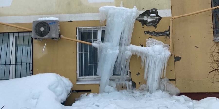 В поселке Юбилейный ледяная глыба упала с крыши дома на газовую трубу
