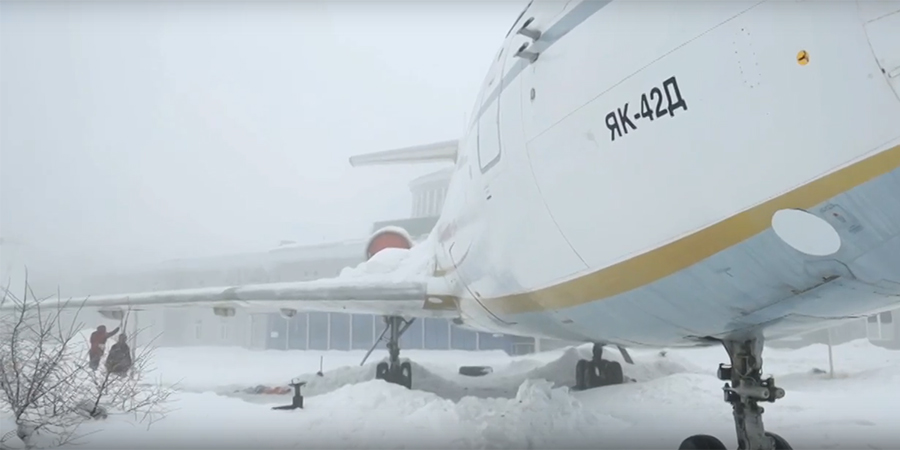 В Саратове самолету ЯК-42 у бывшего аэропорта обновили крылья