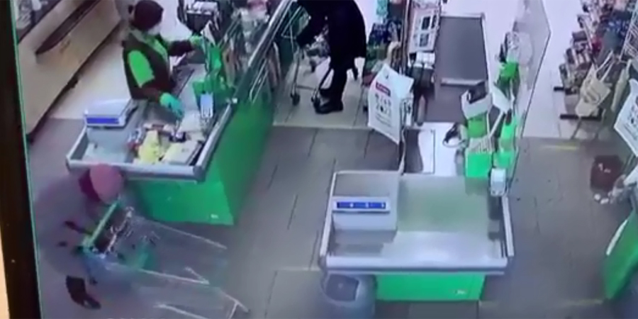 Камера наблюдения в магазине сняла похищение кошелька 72-летней женщиной
