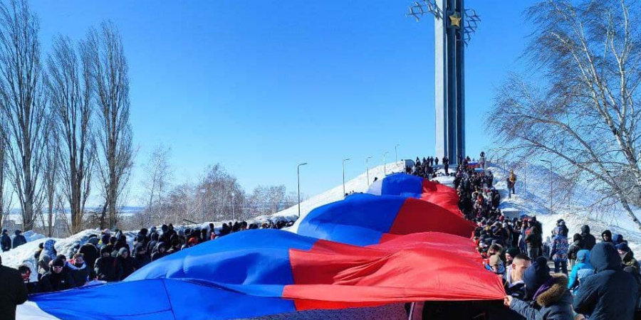 Саратовские студенты развернули  огромный российский флаг в поддержку президента