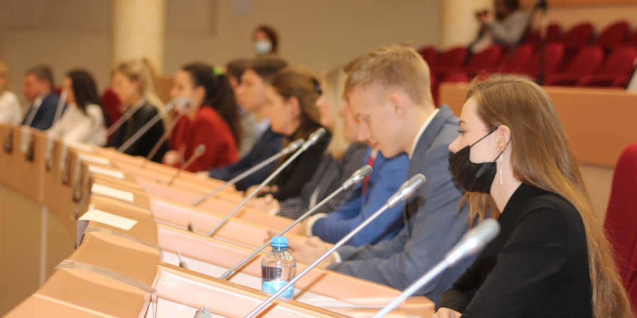 Руководство саратовской облдумы - молодым парламентариям: «Главное - не потерять голову»