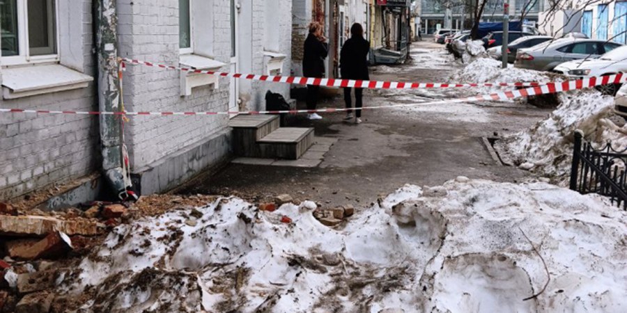 Чиновники: Рухнувшие со старинного дома на Дзержинского кирпичи не дают убрать жители