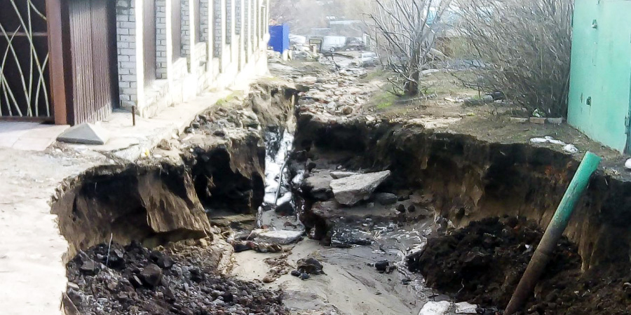 В Саратове потоки горячей воды разрушили улицу, пострадали люди и дома