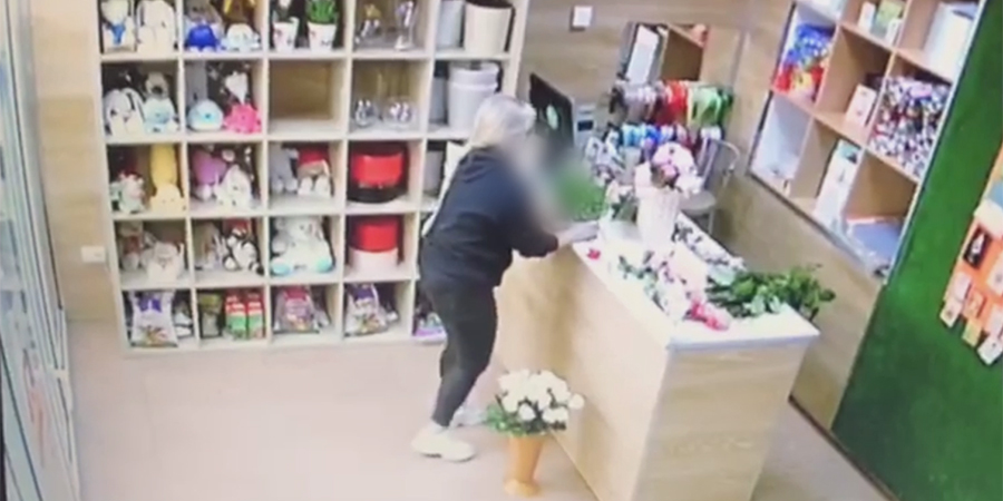 В Саратове у продавщицы цветов похитили «Айфон 11» и кошелек