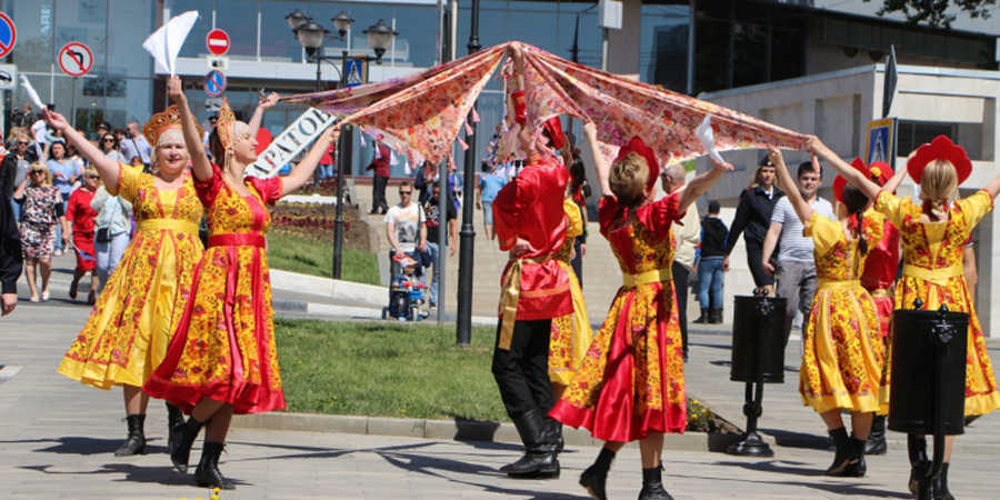 В Саратове День фольклора отметили дефиле крестьянской одежды и народными танцами