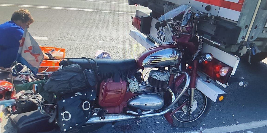 В Хвалынском районе мотоциклист врезался в стоявший на дороге грузовик