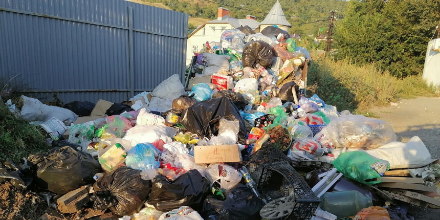 Жители поселка Заплатиновка жалуются на огромную кучу мусора