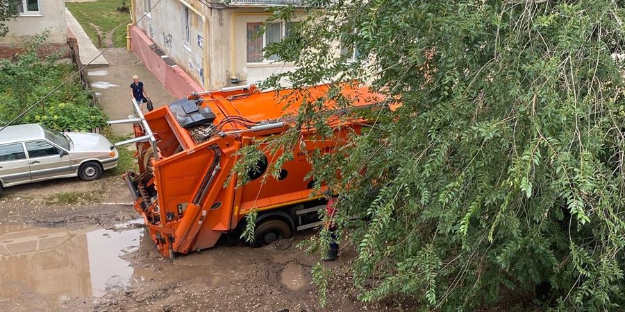 В Балакове мусоровоз провалился в яму на месте коммунальных работ