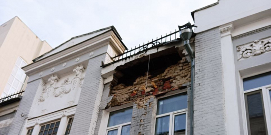Прокуратура начала проверку после обрушения фасада старинного дома на Дзержинского 