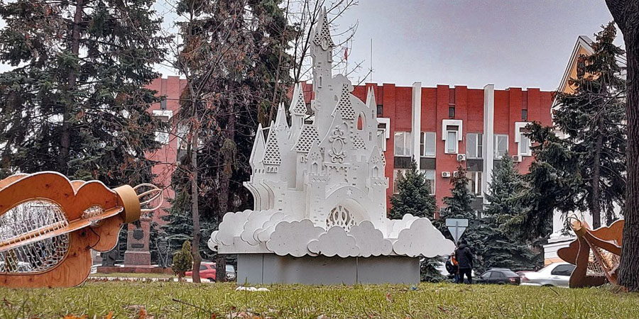 В центре Саратова появилась новогодняя инсталляция в виде замка