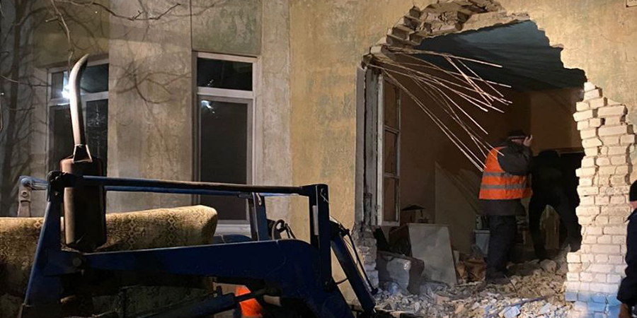 В Саратове пьяный шофер на самосвале обрушил стену квартиры и скрылся