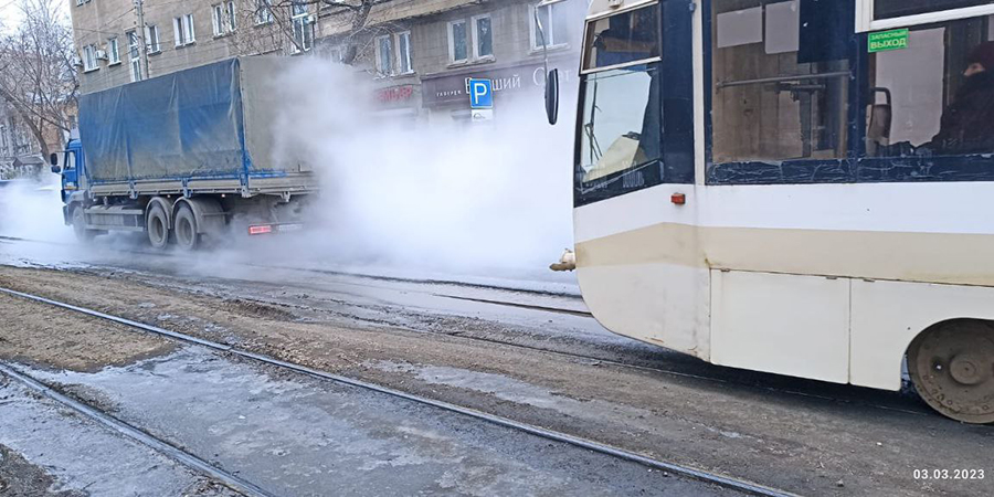В центре Саратова аварийная служба выливает горячую воду на трамвайные рельсы маршрута №3