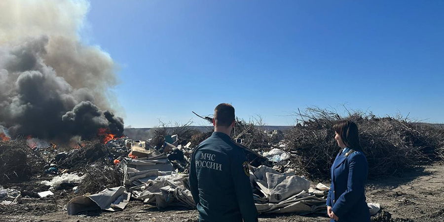 В Вольске загорелась стихийная свалка мусора