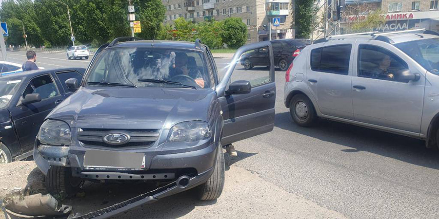 На Ново-Астраханском шоссе в ДТП с внедорожником и «Приорой» пострадал ребенок