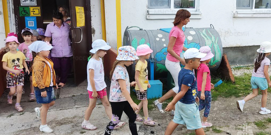 В Ершове во время пожарных учений из детсада эвакуировали 61 малыша