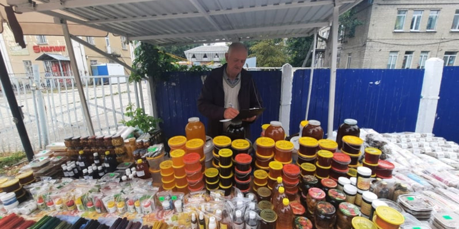 В Саратове 25 человек оштрафовали за стихийную торговлю овощами и медом