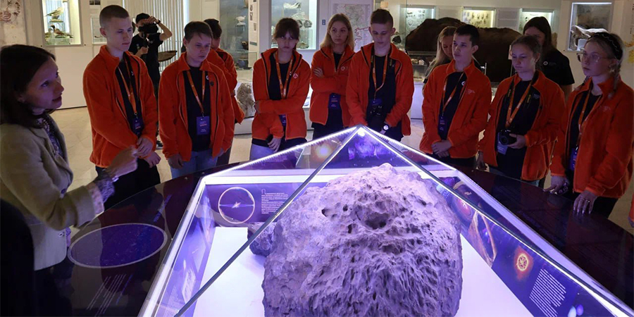 Саратовским «менделеевцам» показали челябинский метеорит и парк «Таганай»