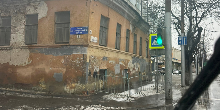 Саратовцы опасаются обрушения старинного дома на Чернышевского