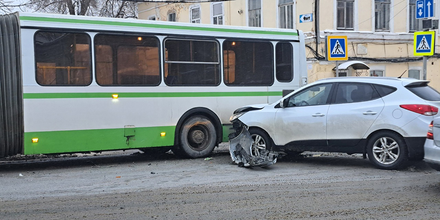 На Московской и Комсомольской «Хендэ» столкнулся с энгельсским автобусом