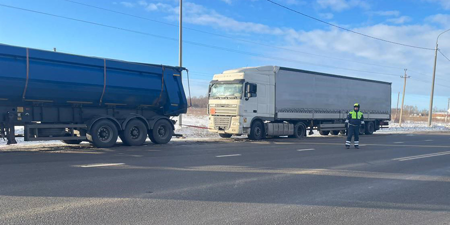 В Балашове автоинспекторы помогли освободить грузовик из ледяного плена