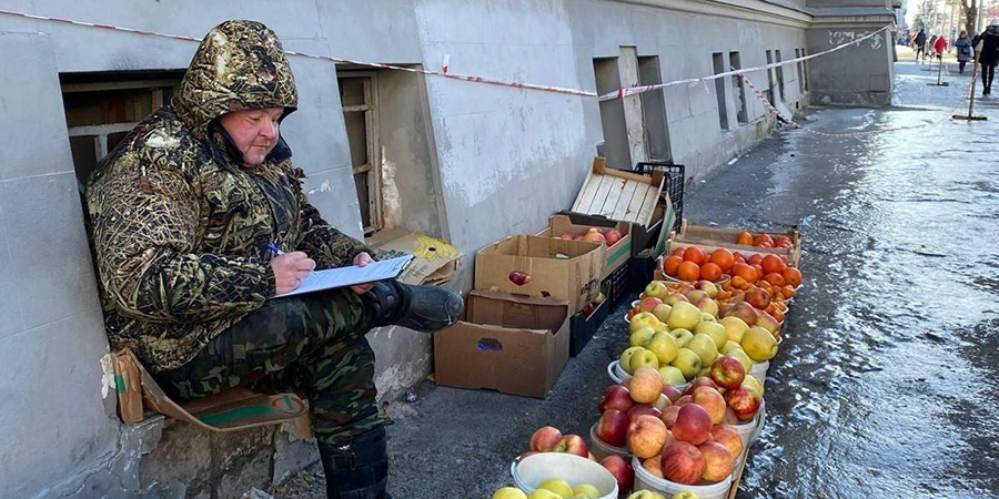 На Московской и Чапаева продолжают «гонять» продавцов яблок и груш