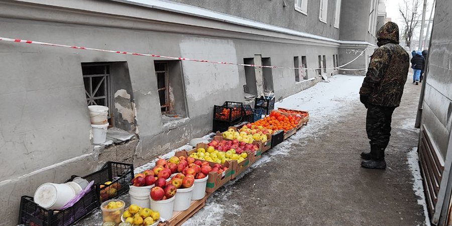 Невозмутимый продавец яблок и груш у Главпочтамта снова торгует после штрафов