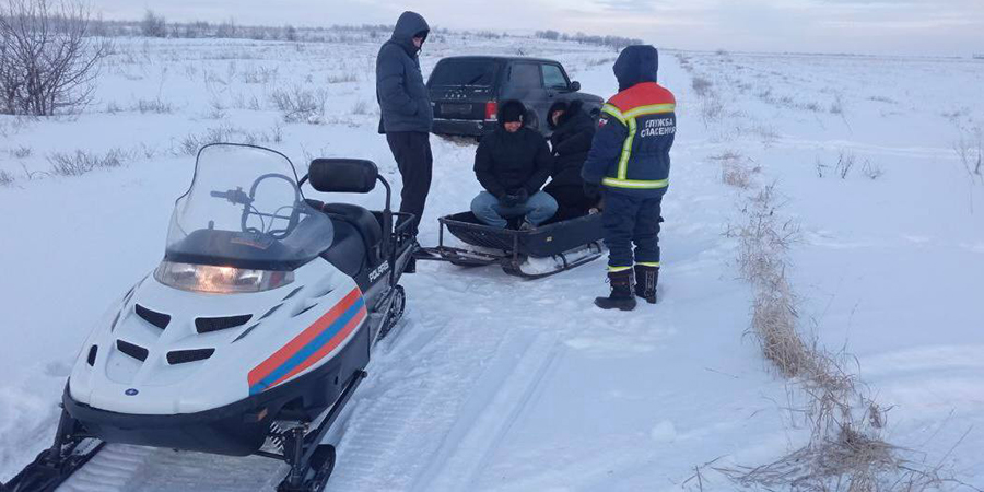 В Расково спасатели эвакуировали 4 замерших парней на застрявшей в снегу «Ниве»