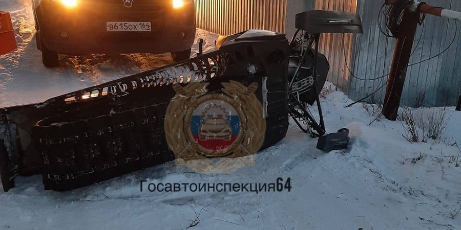 В Гагаринском районе мужчина на снегоходе насмерть разбился о столб