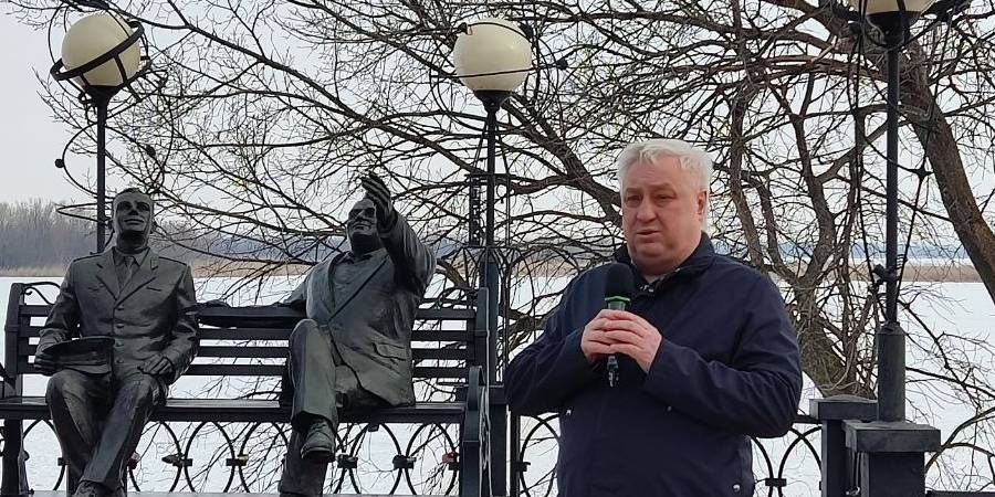 В Энгельсе возложили цветы к памятнику Гагарину и Королеву