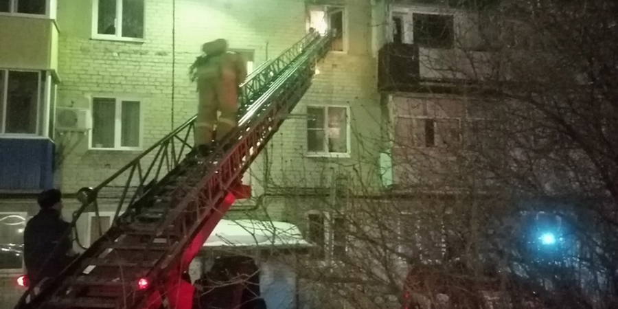 В Вольске спасли мужчину при пожаре в захламленной квартире