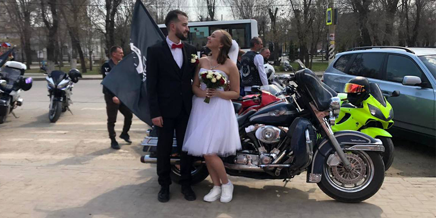 С мотопробега в ЗАГС. Байкеры из Энгельса поженились в День космонавтики