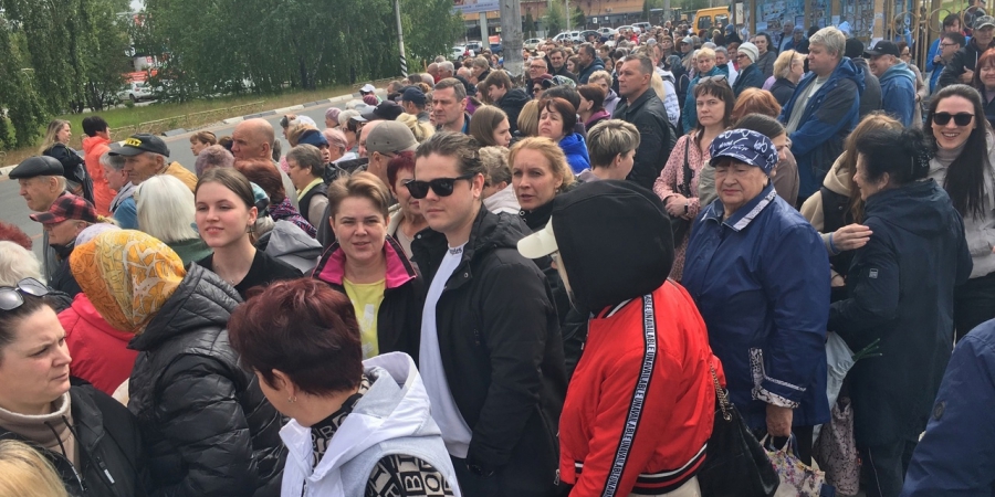 Радоница. В Балакове более сотни людей ожидали автобусы до кладбищ