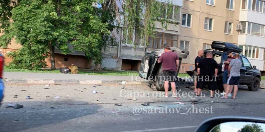 В центре Саратова в массовом ДТП опрокинулись два автомобиля