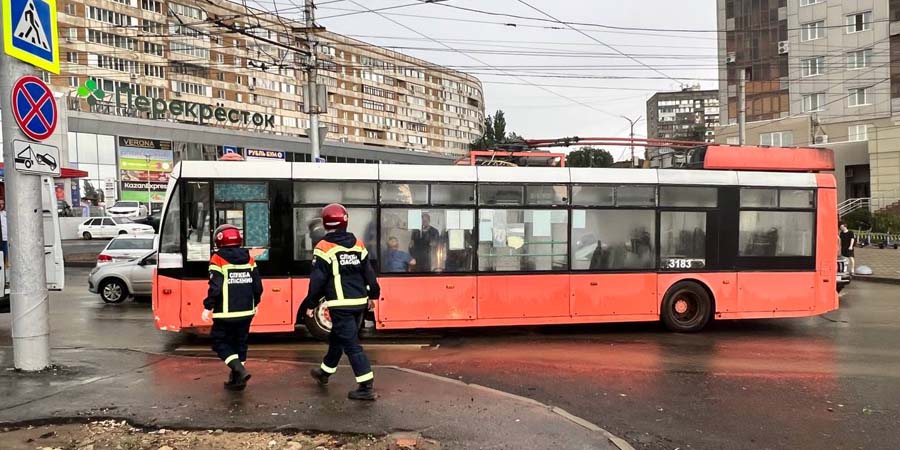 На Славянской площади в троллейбусе женщина-водитель пострадала от удара током