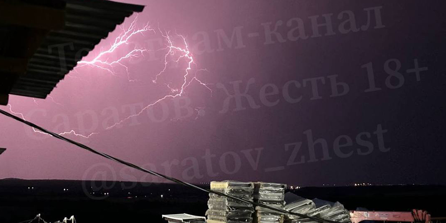 Гроза в Саратовской области: ливень затопил дороги, ветер сносил крыши