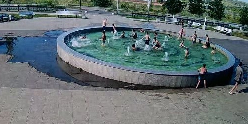 Саратовцы не разделили возмущений по поводу купания детей в фонтане