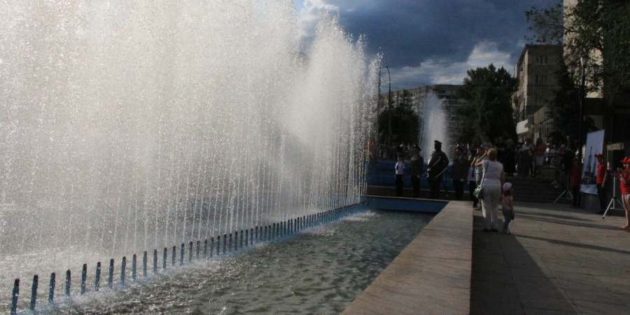 Роспотребнадзор осудил привычку жителей Саратова купаться в городских фонтанах