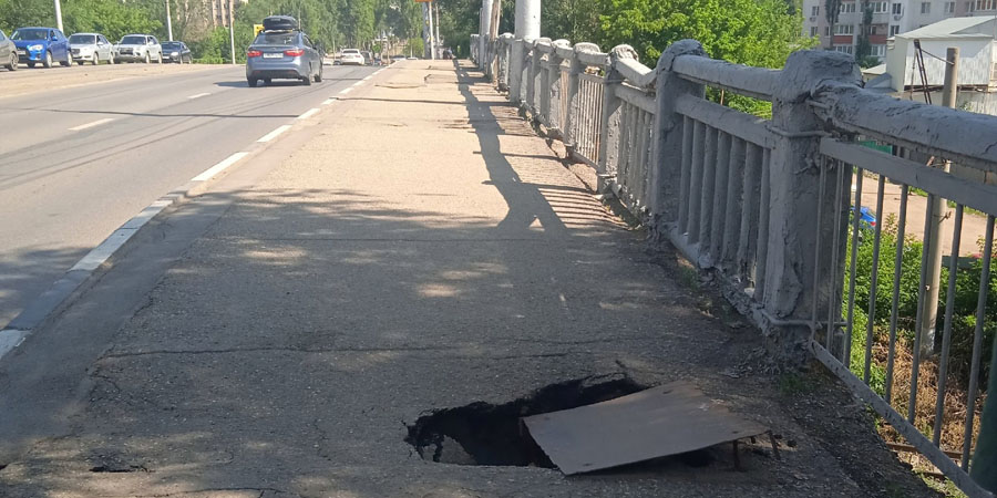 Жители Заводского района рискуют жизнью и здоровьем на разваливающемся мосту