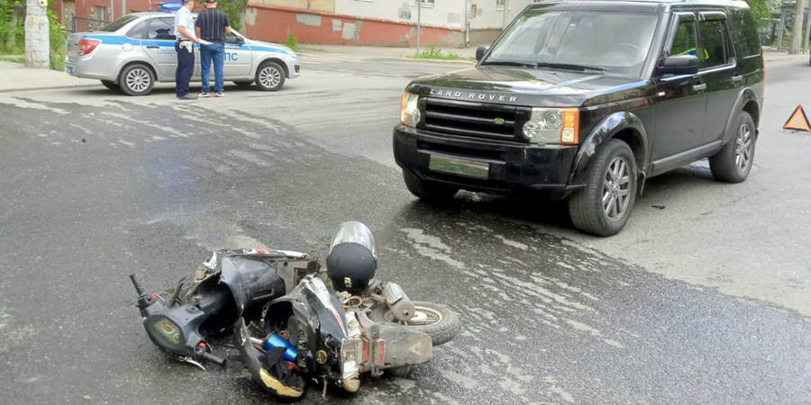 В Ленинском районе «Лэнд Ровер» сбил мужчину на скутере