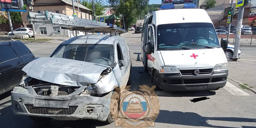 В Саратове два человека пострадали в столкновении «Ларгуса» и машины медиков