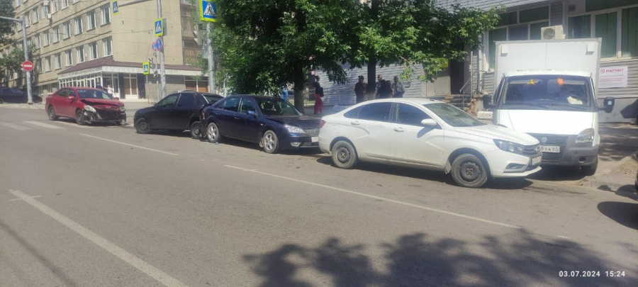 В центре Саратова произошла авария с участием 5 автомобилей