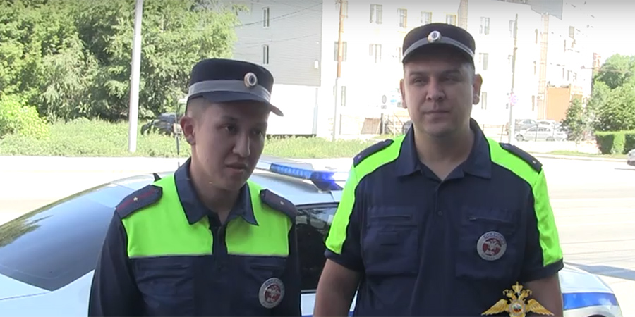 Татищевские полицейские вывели из леса заблудившуюся семью грибников