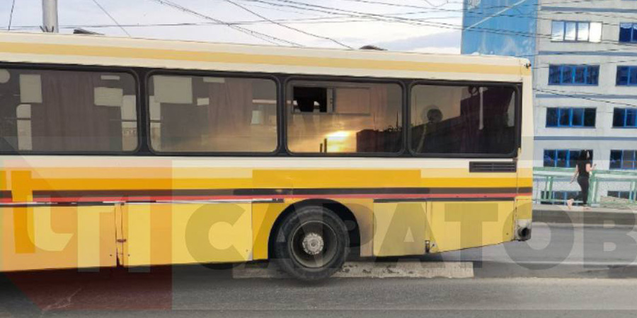 На 3-й Дачной автобус застрял на разделительном бордюре