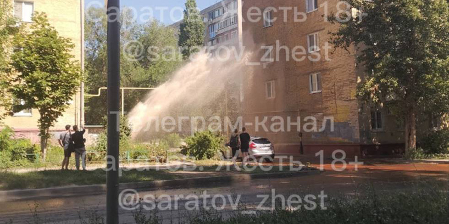 На Пономарева забил коммунальный фонтан высотой в три этажа
